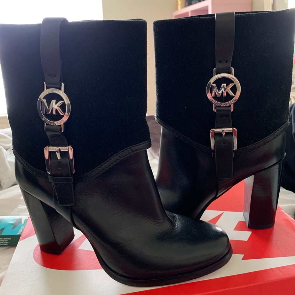 MICHAEL KORS BLACK LEATHER ANKLE BOOTS